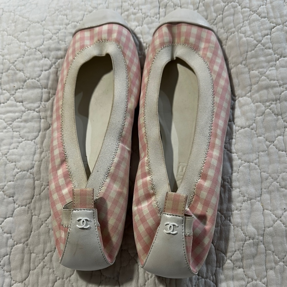 CHANEL BALLET FLATS Pink & white - Like New! worn twice! Sz 40.5